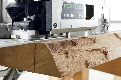 „Festool“ diskinio pjūklo, pjaunančio medieną, vaizdas iš arti