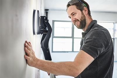 Dažytojas šlifuoja sieną Festool ilgakočiu šlifavimo įrankiu „Planex”