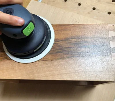 Norėdami šlifuoti tarp dažų sluoksnių, naudokite „Brilliant“ abrazyvines medžiagas