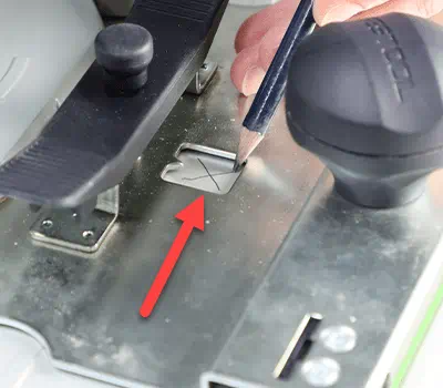 Išpjova kreipiančiojoje plokštelėje