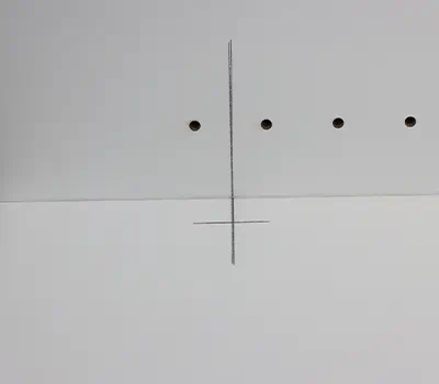 Spintelės lankstų gręžimas durelių priekyje