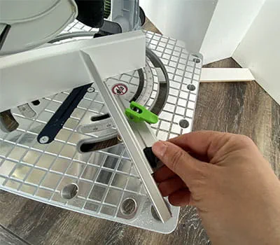 Alternatyvus kampo nustatymas ant pjūklo