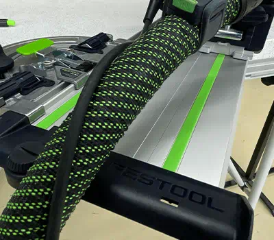 Įgilinamas diskinis pjūklas su kreipiančiąja liniuote