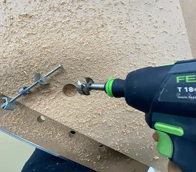 Atstumas nuo kiaurymės centro iki plokštės krašto