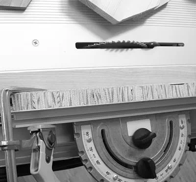 Pjūklo disko aukščio reguliavimas