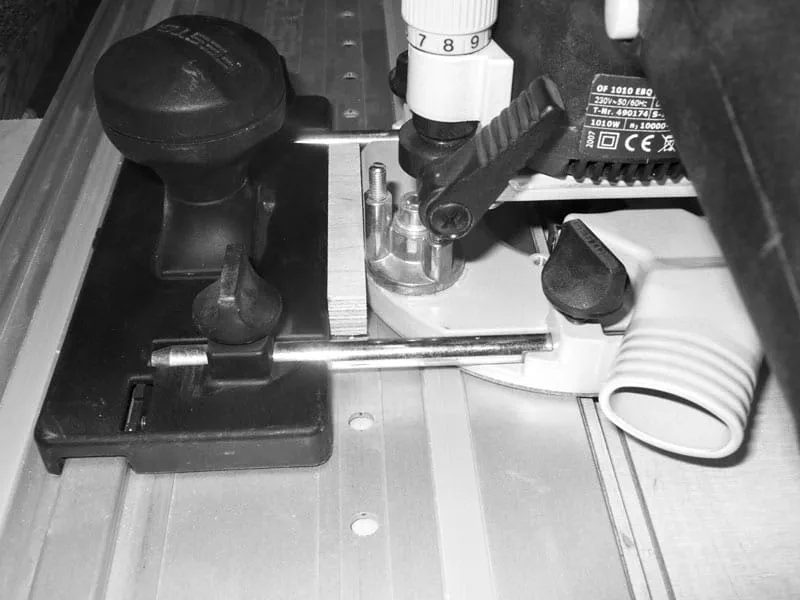 Pritvirtinkite kreipiančiąją liniuotę varžtais