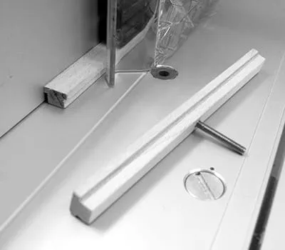 Pagaminkite kreipiančiąsias juosteles su T formos išpjovomis