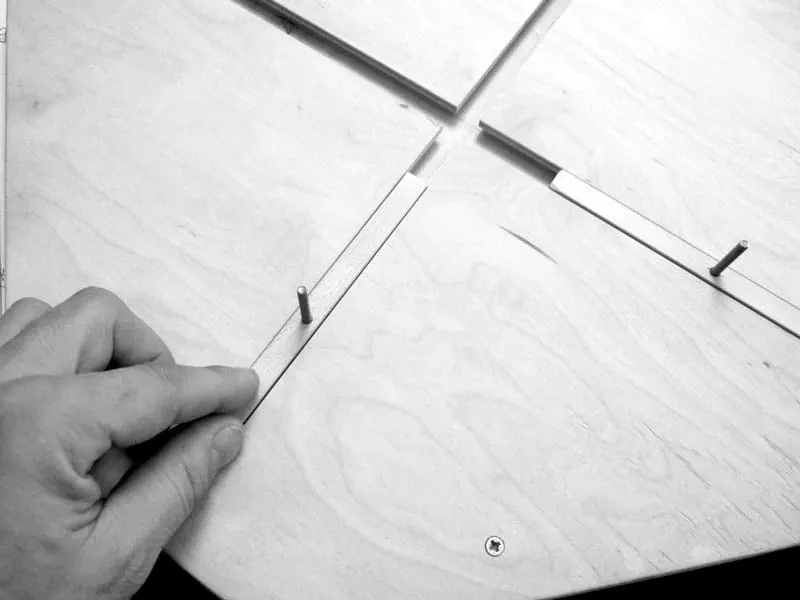 Įstumkite kreipiančiąsias juosteles į griovelį