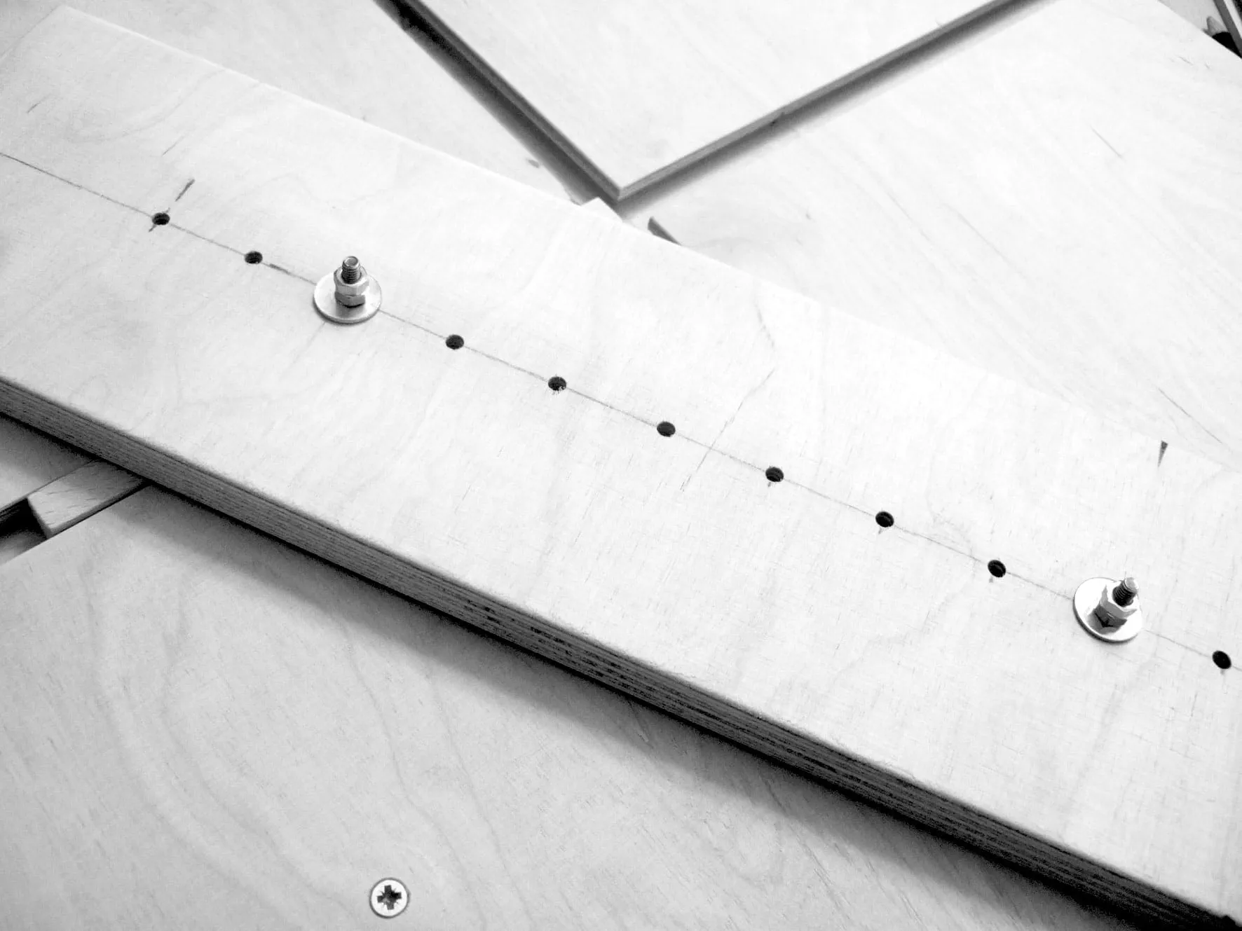 Įkiškite varžtus į kiaurymes