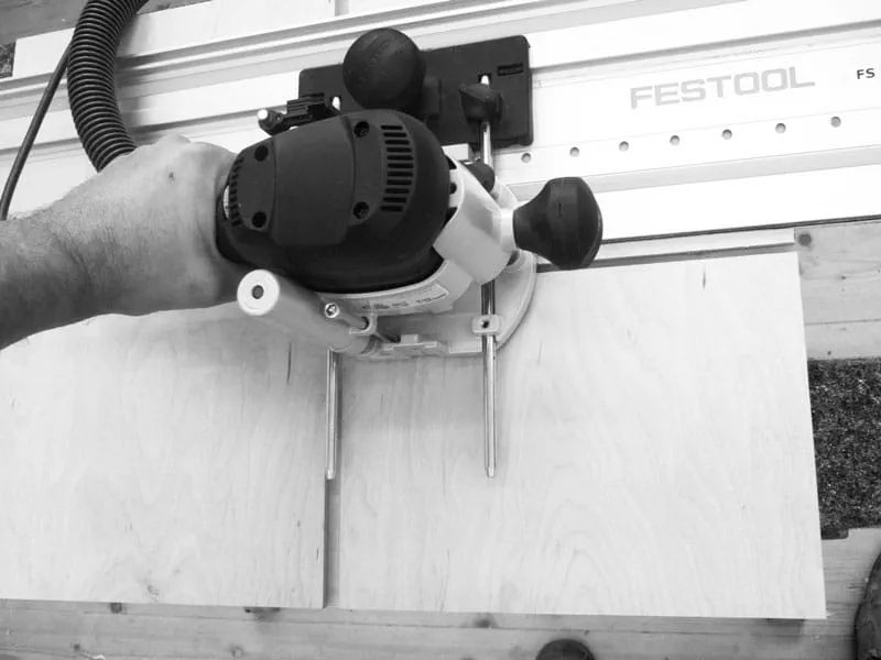 Išfrezuokite T formos išpjovas Multiplex plokštėje