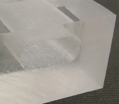 Skaidrus Plexiglas pjovimo kraštas