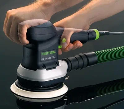 Nustatykite greitį į 3–4 lygį. Dabar veskite mašinėlę medienos paviršiumi, lėtai ir nespausdami