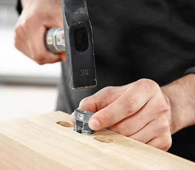 Įdėkite išsiplečiantį tvirtinimo elementą