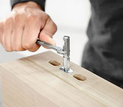 Įsukite tvirtinimo varžtą