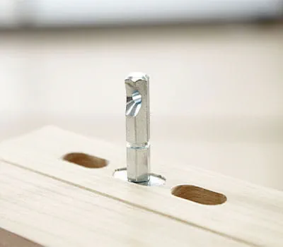 Atsukite tvirtinimo elementą 