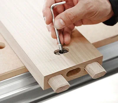 Įsukite varžtą su sriegiu