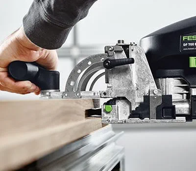 Plokštėje taip pat išfrezuokite 70 mm gylio kaiščių skyles