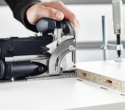 Kiaurymių frezavimas centrinėje lentynoje