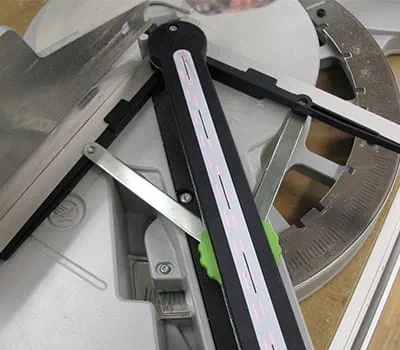 Dviejų linijų pjūklo lazeris