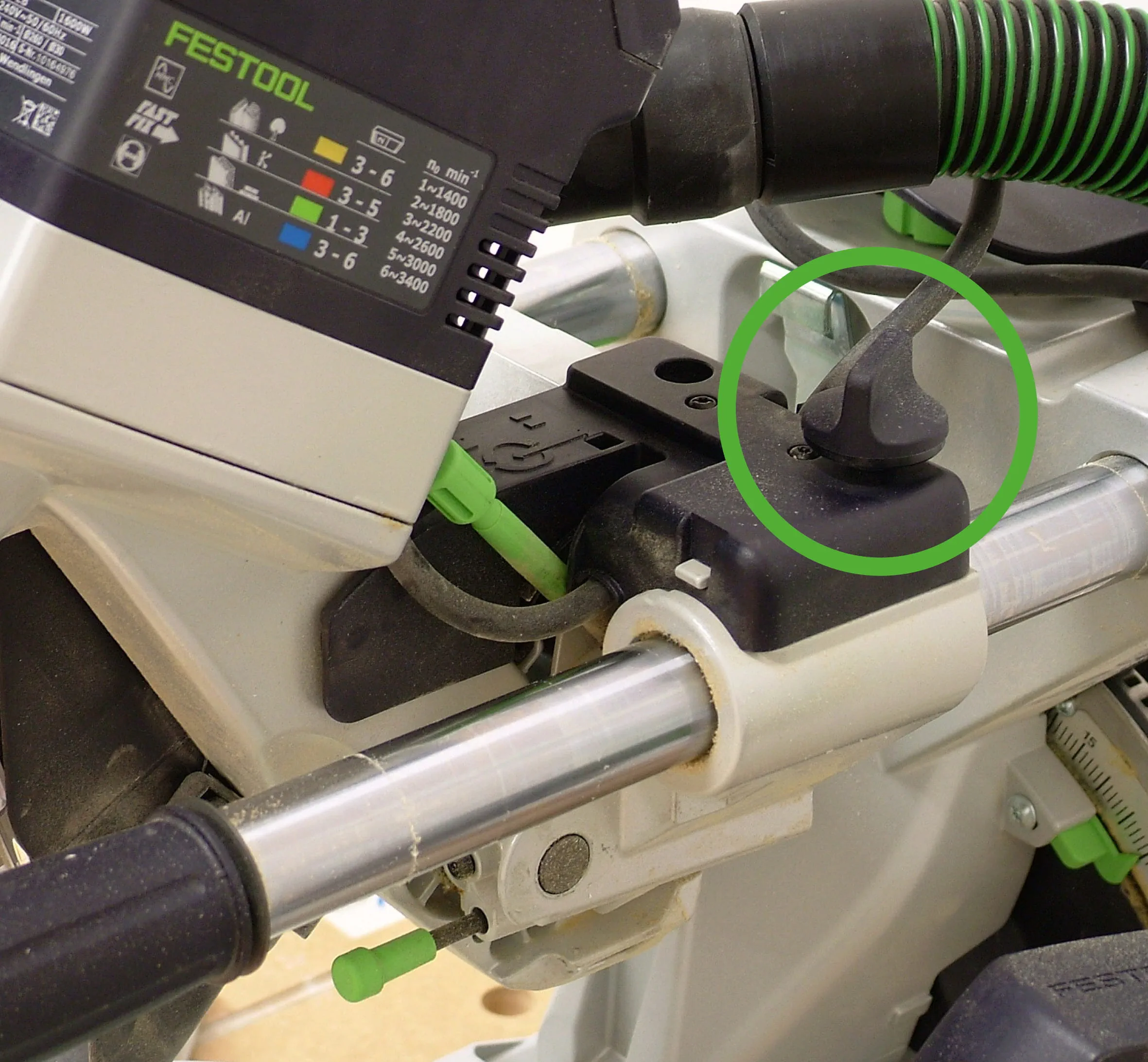 Traukimo įtaiso spaustuko atidarymas