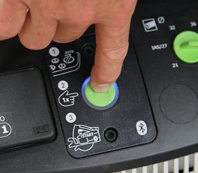 Susiekite akumuliatorių su dulkių siurbliu