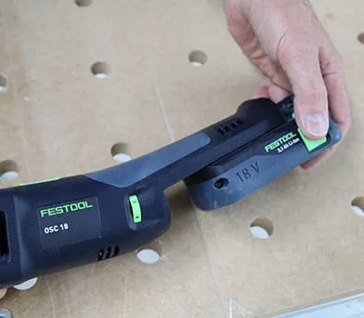 Išimkite akumuliatorių