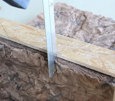 Schablonen anlegen und Zwischensparrendämmung einschneiden