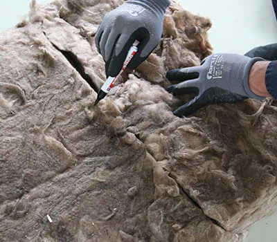 Perkelkite žymes ant abiejų izoliacinės medžiagos pusių