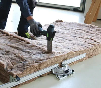 Izoliacinės medžiagos pjovimas iki reikiamo dydžio