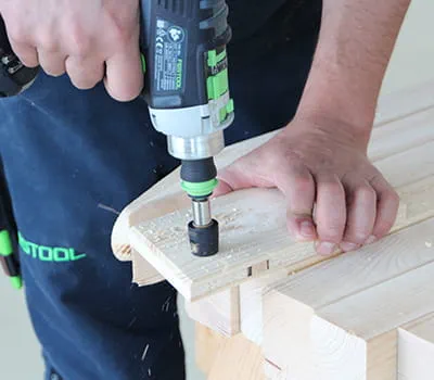 Kiaurymių išgręžimas medinėje plokštelėje