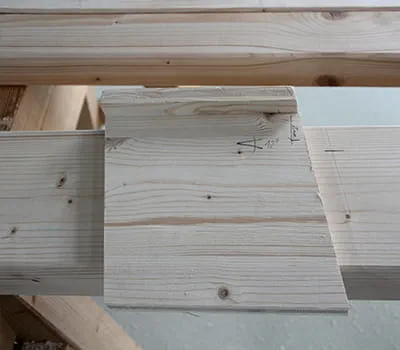 Sijų žymėjimas kregždės uodegos sujungimams frezuoti