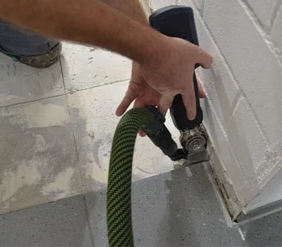 Pažeistų apdailos plytelių šalinimas