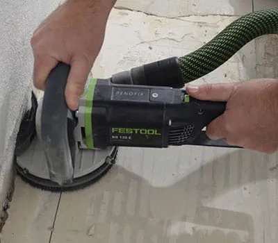 Plytelių klijų šalinimas kampuose