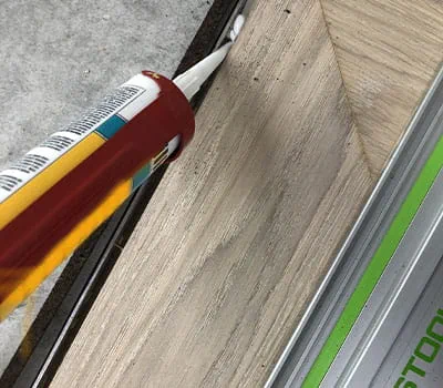 Montagekleber auftragen