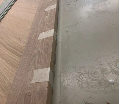 Klebestreifen über die gesamte Länge