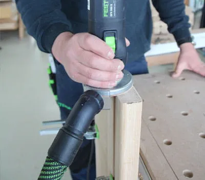 Pakopų priekinės pusės nuožulnų frezavimas