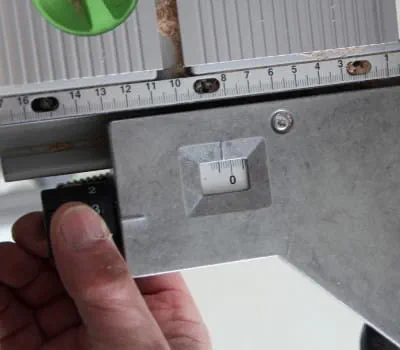 Patarimas: griovelio pločiui nustatyti naudokite tikslų lygiagrečiosios atramos nustatymą