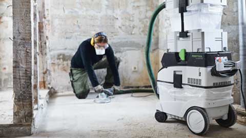 Meistras šlifuoja grindis ir naudoja Festool grindų šlifavimo sistemą su dulkių siurbimu.