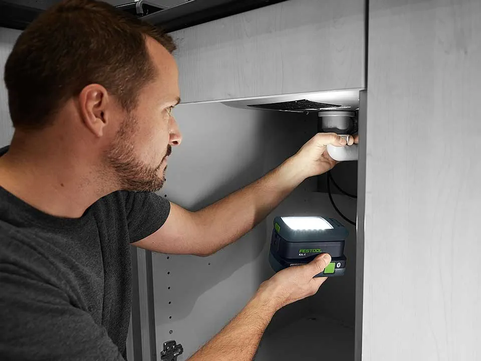 Vyras apšviečia praustuvo prijungimą prie SYSLITE KAL 2