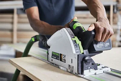 „SawStop“ technologija „Festool TKS 80“ stalinio diskinio pjūklo modelyje
