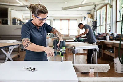 „SawStop“ technologija „Festool TKS 80“ stalinio diskinio pjūklo modelyje