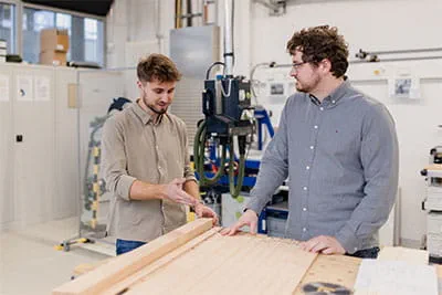 Festool inžinierius M. Haible ir produktų vadybininkas J. Wursteris aptaria naujus pjūklo diskus