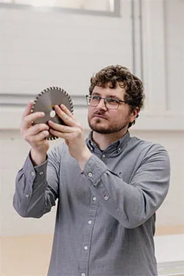 Festool inžinierius M. Haible ir produktų vadybininkas J. Wursteris aptaria naujus pjūklo diskus