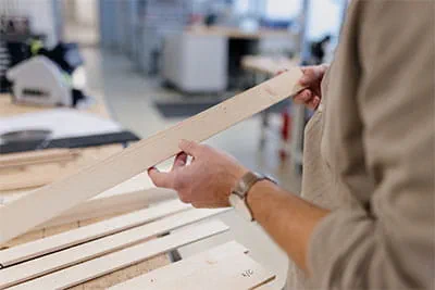 Festool inžinierius M. Haible ir produktų vadybininkas J. Wursteris aptaria naujus pjūklo diskus