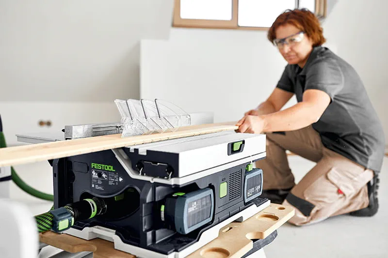Akumuliatorinis stalinis diskinis pjūklas „Festool CSC SYS 50“ užtikrina tikslų pjovimą