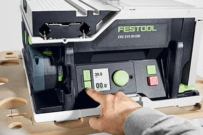 Skaitmeninis „Festool CSC SYS 50“ stalinio pjūklo valdymo ekranas ir reguliavimo ratukas