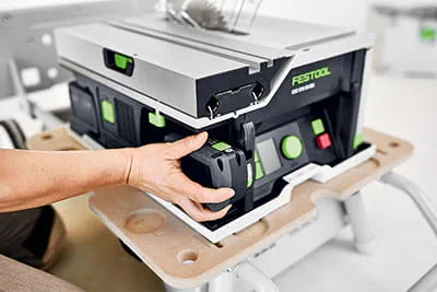 Patogus akumuliatorių keitimas akumuliatoriniame staliniame pjūkle „Festool“