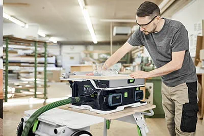 Naujasis akumuliatorinis stalinis pjūklas Festool CSC SYS 50 užtikrina pramoninių formatinių staklių tikslumą net ir dirbant statybvietėje