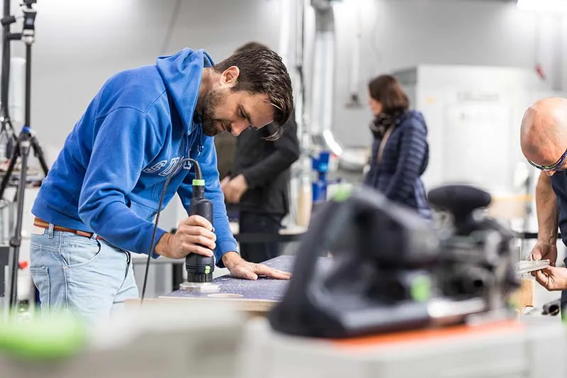 Staliaus darbai su akumuliatoriniu šlifuokliu