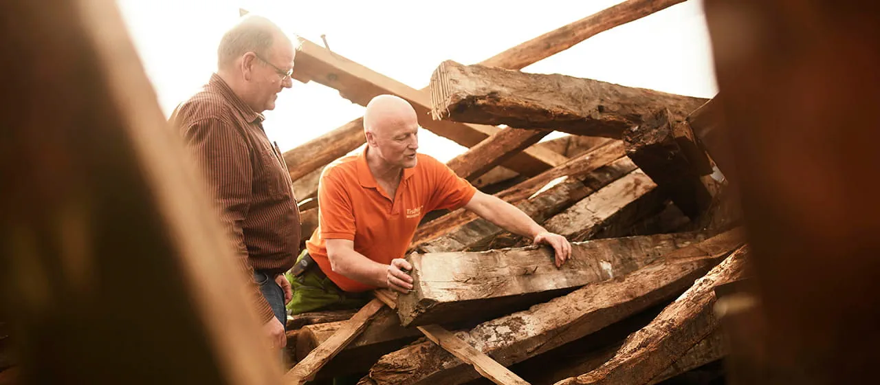 Mediena gaunama iš senų medinių namų.